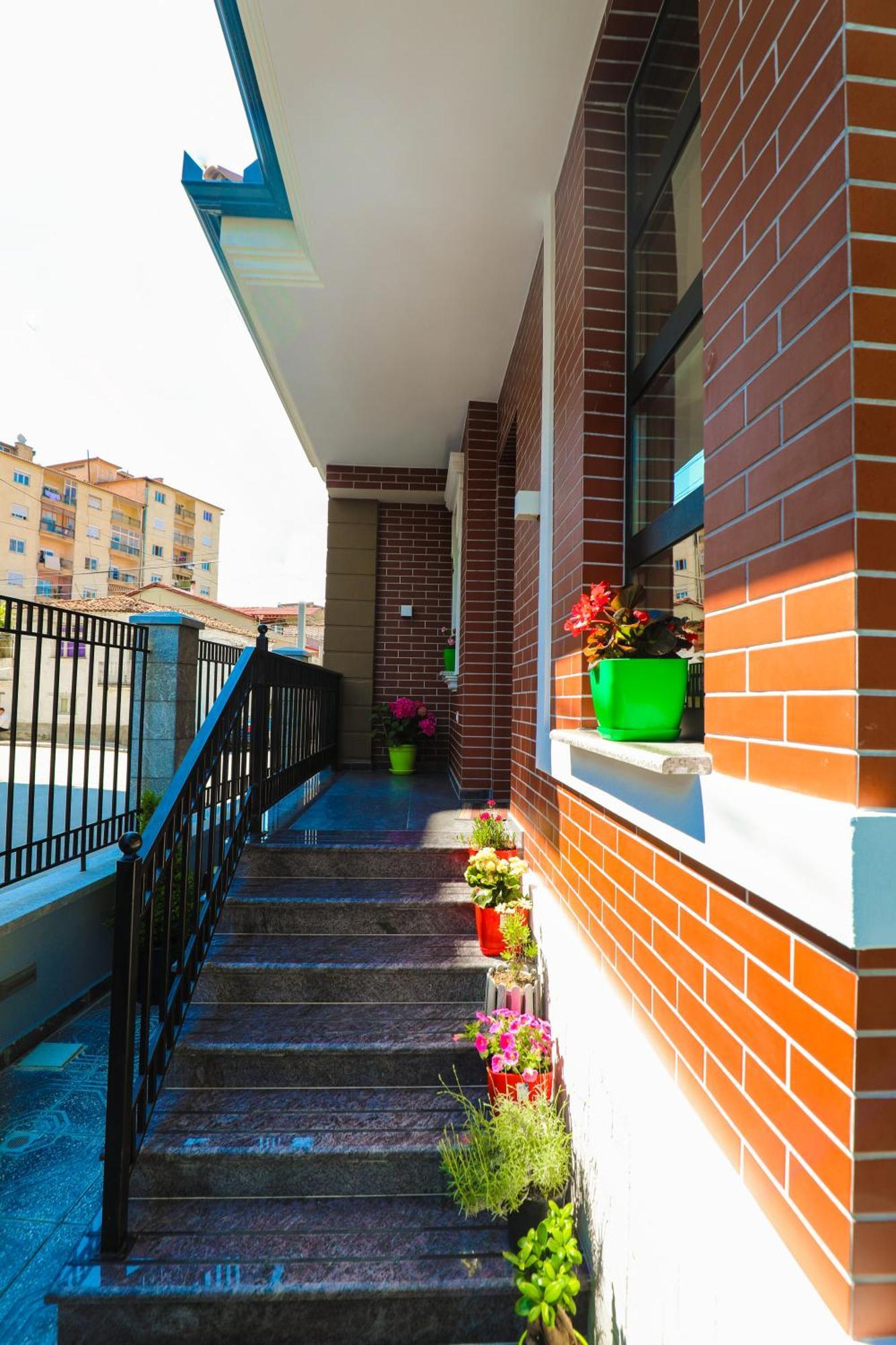 Hotel Peroni Korça Kültér fotó
